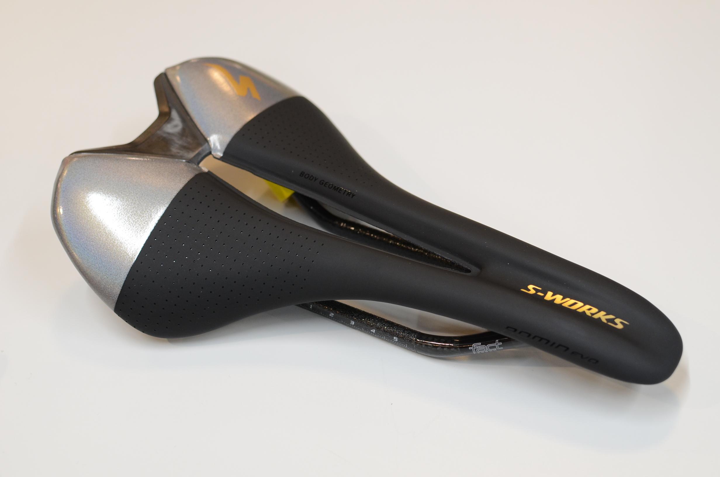 S-WORKS ROMIN EVO CARBON SADDLE のサガンカラーが入荷!! | BRENDA