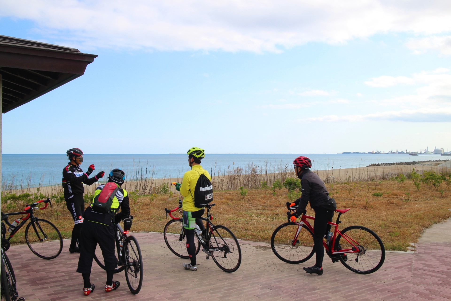 海の側に自転車 小学校